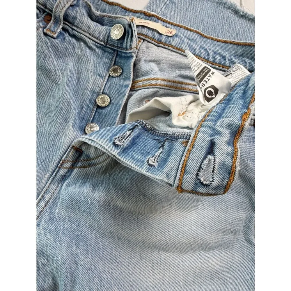 Levi’s Wedgie Straight Button Fly Cropped Raw Hem Light Wash Jeans Size 26
